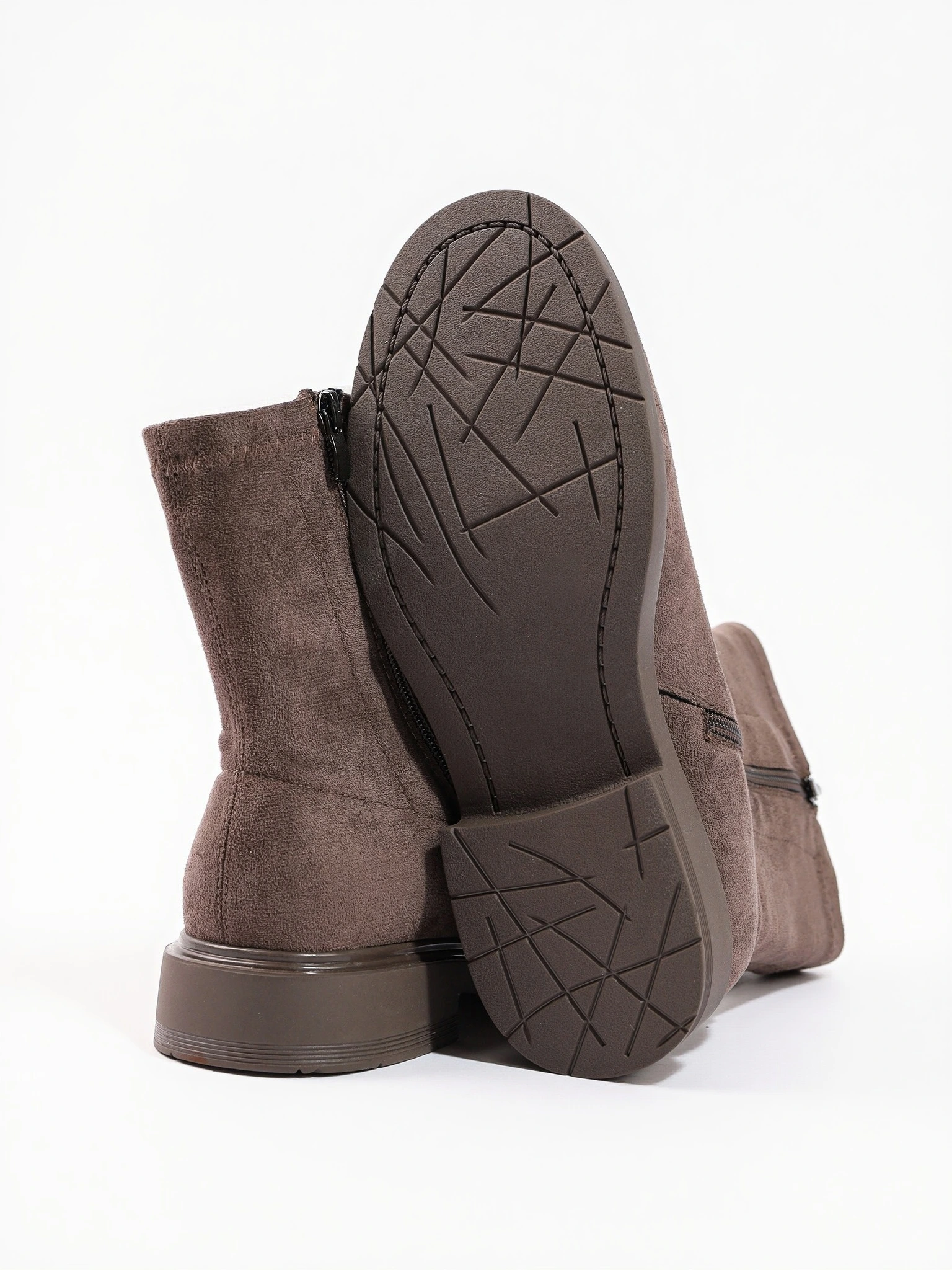 Ботинки серого цвета на низком каблуке